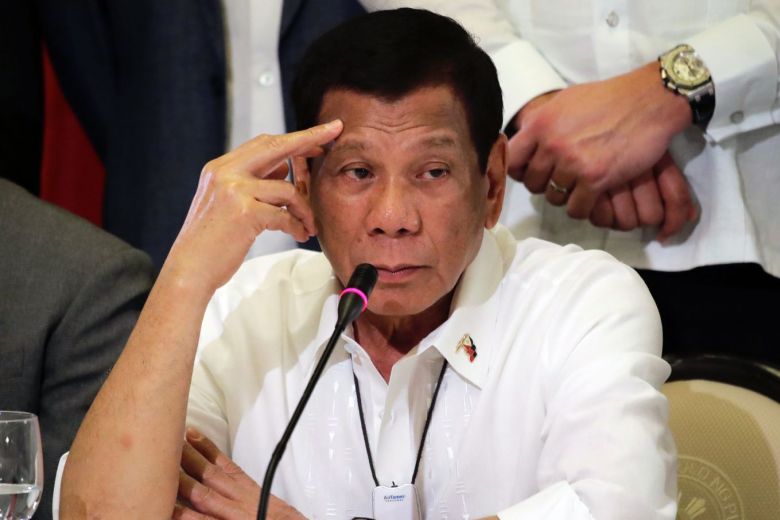 Филиппиний ерөнхийлөгч ард иргэдээ амны хаалтаа Бензинээр ариутга хэмээн зөвлөжээ